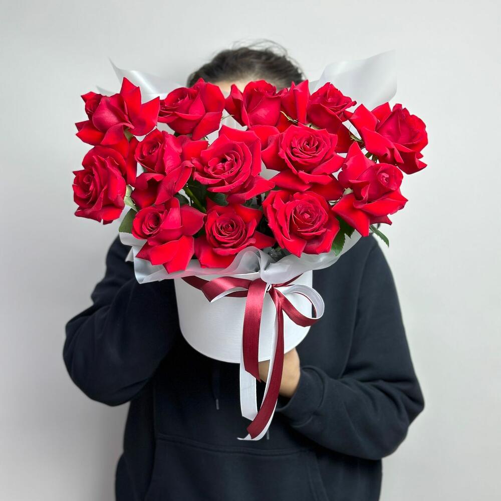 13 красных роз в коробке